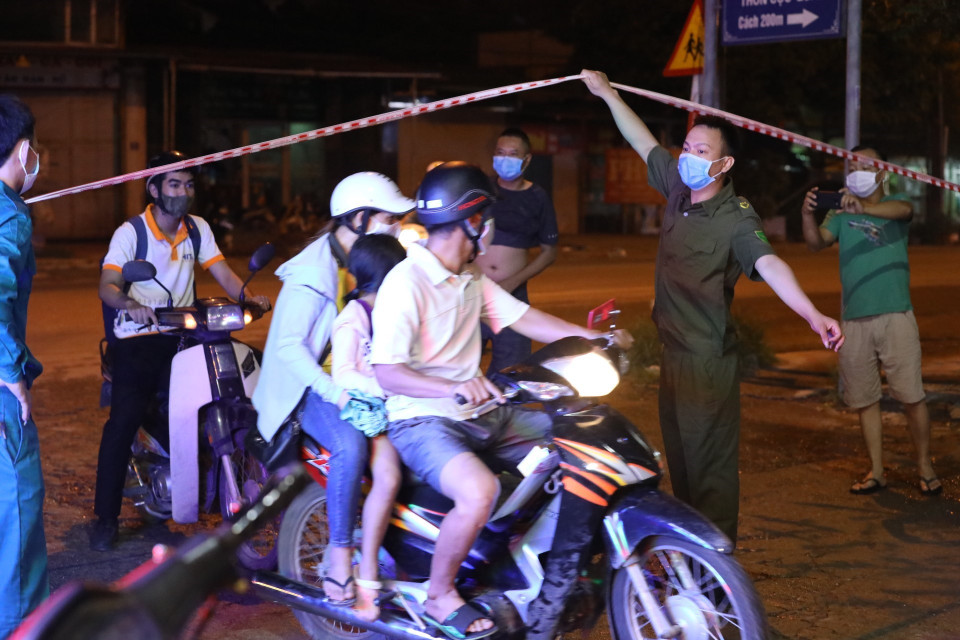 Người ra, vào khu vực phong tỏa được kiểm soát chặt chẽ. (Ảnh: Văn Điệp/TTXVN)