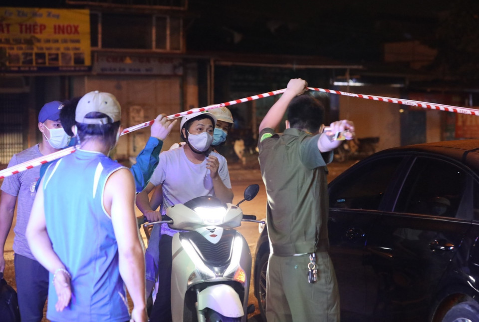 Người ra, vào khu vực phong tỏa được kiểm soát chặt chẽ. (Ảnh: Văn Điệp/TTXVN)