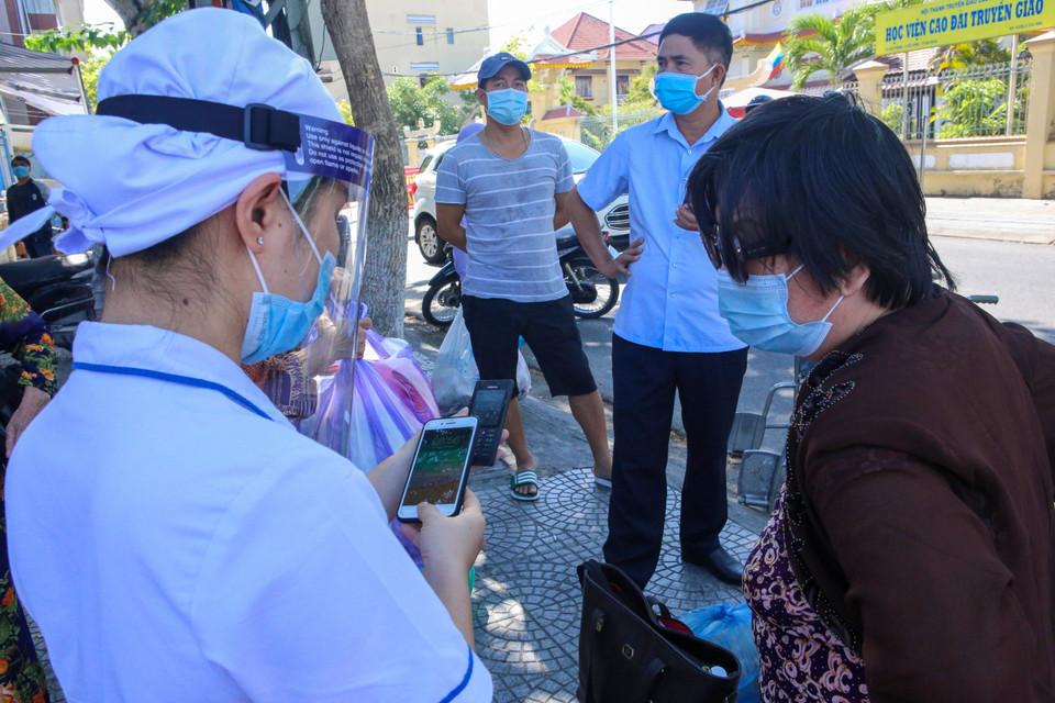 Các y bác sỹ hỗ trợ gọi giúp điện thoại cho người thân đến đón các bệnh nhân được xuất viện. (Ảnh: Trần Lê Lâm/TTXVN)