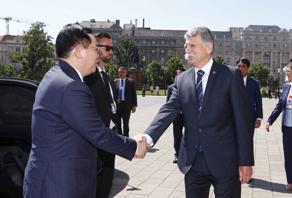 Chủ tịch Quốc hội Hungary László Kövér đón Chủ tịch Quốc hội Vương Đình Huệ. (Ảnh: Doãn Tấn/TTXVN)