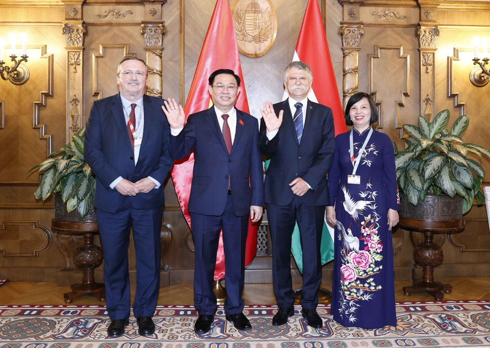 Chủ tịch Quốc hội Vương Đình Huệ và Chủ tịch Quốc hội Hungary László Kövér trước khi hội đàm. (Ảnh: Doãn Tấn/TTXVN)