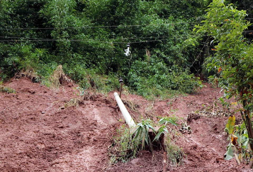 Cột điện cao thế bị lũ cuốn đổ tại bản Gia Tè, xã Mù Cả, huyện Mường Tè. (Ảnh: Quý Trung/TTXVN)