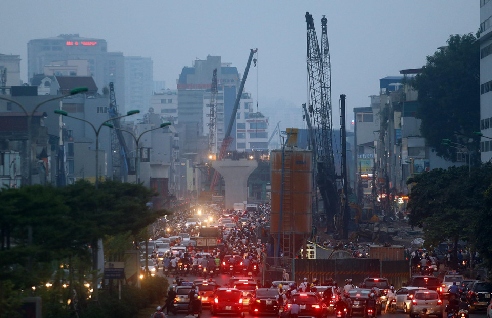 Các công trình giao thông đang xây dựng, tắc đường, khói thải từ các phương tiện xe máy, ôtô là các nguyên nhân chính gây ô nhiễm. (Ảnh: Huy Hùng/TTXVN)