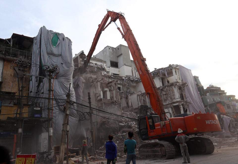 Phá dỡ tại các công trình xây dựng là một trong các nguyên nhân gây ô nhiễm không khí. (Ảnh: Huy Hùng/TTXVN)