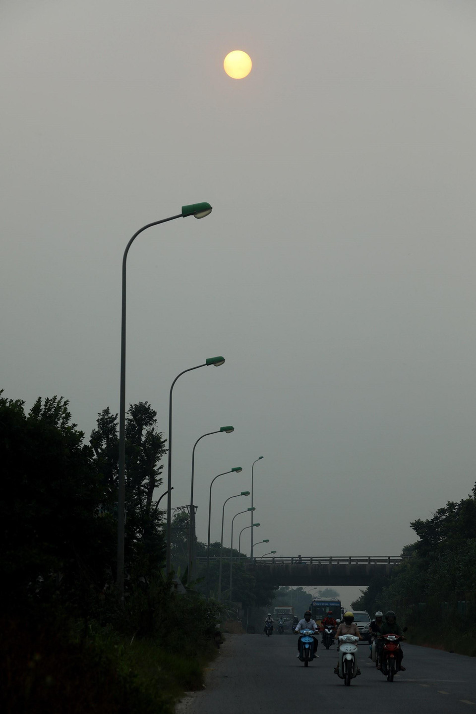 Thời tiết chuyển mùa, khói bụi từ việc đốt rơm rạ khiến ô nhiễm môi trường trong thời gian qua diễn ra trầm trọng. Hà Nội vào bất cứ thời điểm nào trong ngày cũng bị bao phủ bởi một lớp sương mù. (Ảnh: Huy Hùng/TTXVN)