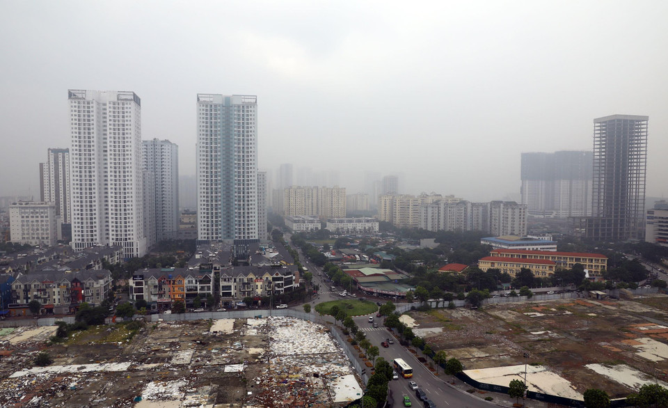 Hà Nội vừa trải qua mấy cơn mưa nhưng bầu trời vẫn mờ mịt trong làn khói. Bầu không khí tại khu vực quận Cầu Giấy vào lúc 11h ngày 4/10/2019. (Ảnh: Huy Hùng/TTXVN)