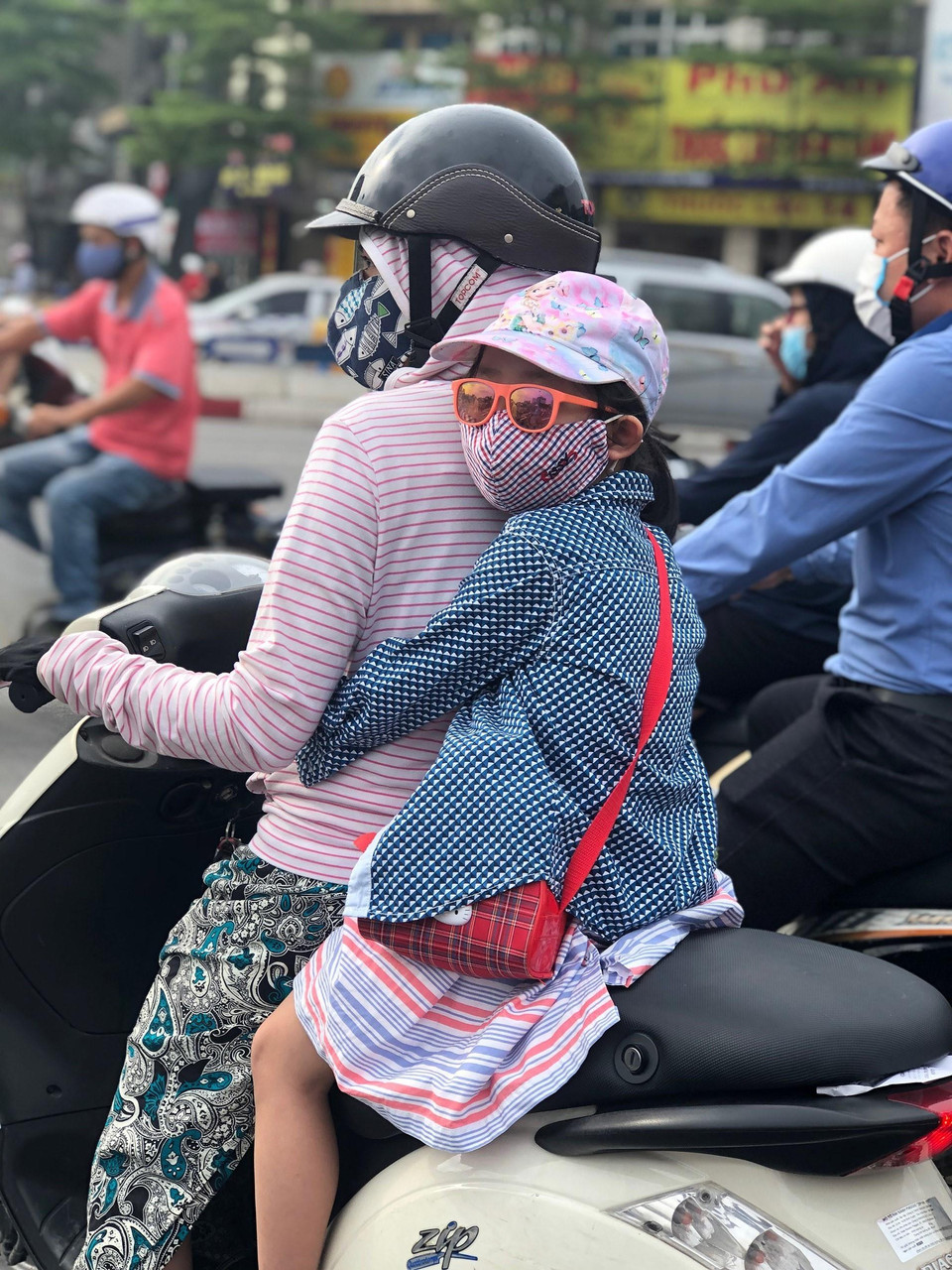 Chất lượng không khí ở mức kém gây ảnh hưởng đến sức khỏe của trẻ em, nếu phải ra ngoài người dân nên sử dụng khẩu trang đạt chuẩn để hạn chế ảnh hưởng. (Ảnh: Huy Hùng/TTXVN)