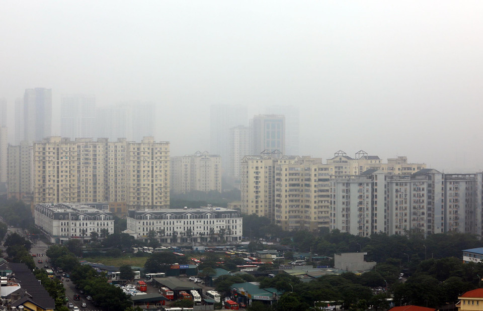 Hà Nội vừa trải qua mấy cơn mưa nhưng bầu trời vẫn mờ mịt trong làn khói. Bầu không khí tại khu vực quận Cầu Giấy vào lúc 11h ngày 4/10/2019. (Ảnh: Huy Hùng/TTXVN)