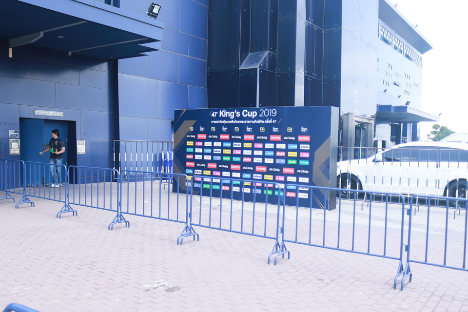 Phía ngoài sân vận động, mọi công tác chuẩn bị cho giải đấu King's Cup chuẩn bị diễn ra cũng đã được hoàn tất. (Ảnh: Nguyên An/Vietnam+)