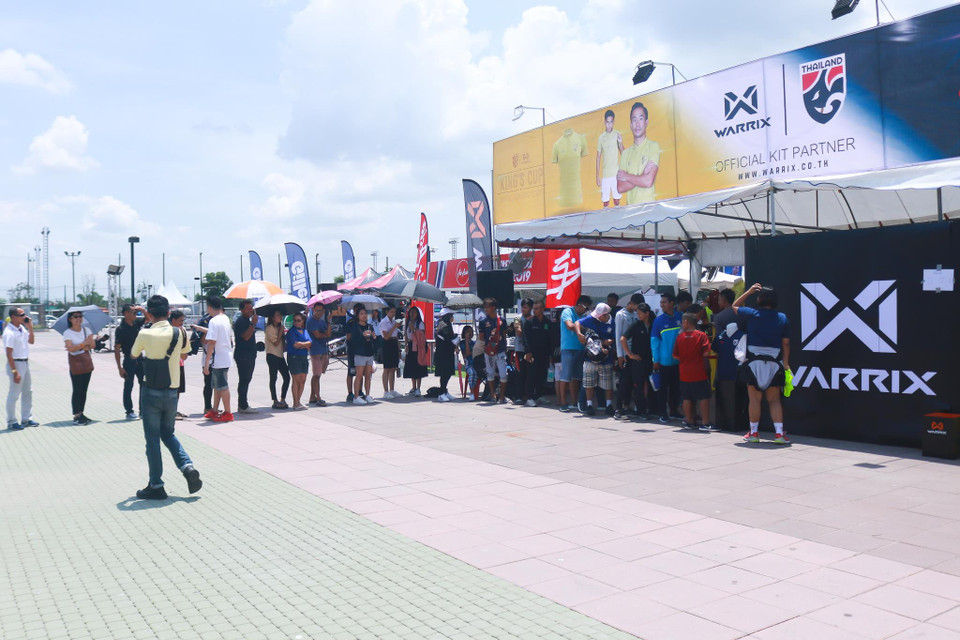 Tại khu vực bên ngoài sân, một quầy hàng bán áp đấu của tuyển Thái Lan được đông đảo mọi người quan tâm và xếp hàng mua đồ ít giờ trước khi loạt trận đầu tiên King's Cup 2019 diễn ra. (Ảnh: Nguyên An/Vietnam+)