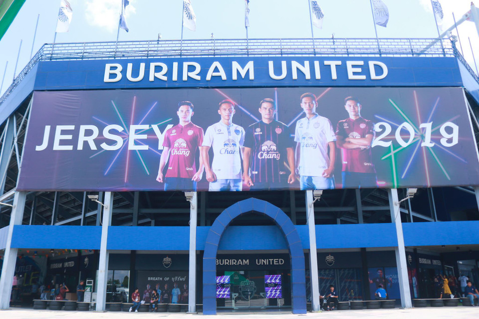 Những bước chuẩn bị cuối cùng trên sân vận động Chang Arena, nơi diễn ra các trận đấu của King's Cup 2019, đã được ban tổ chức giải đấu hoàn tất. (Ảnh: Nguyên An/Vietnam+)