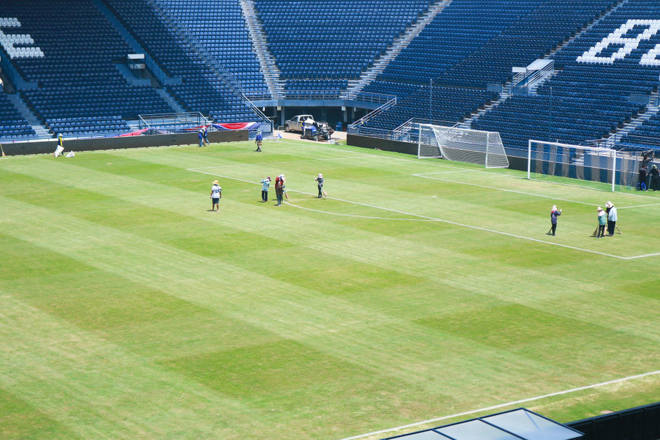 Trước khi loạt trận đầu tiên của King's Cup diễn ra, sân vận động này đã được ban tổ chức tiến hành dọn dẹp và kiểm tra tổng thể một lần cuối cùng. (Ảnh: Nguyên An/Vietnam+)