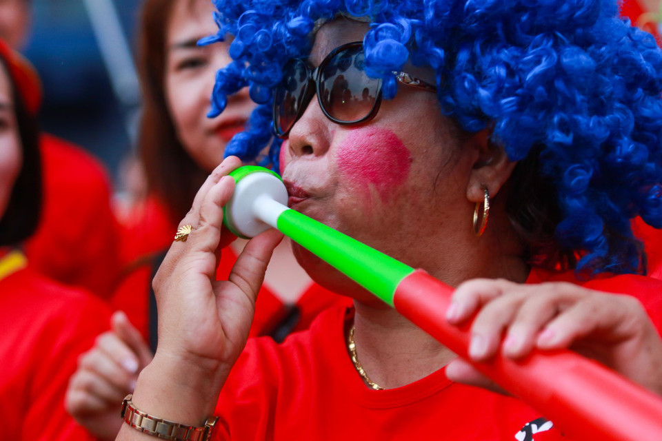 Cổ động viên với sắc đỏ đang khiến cho trận đấu giữa Việt Nam và Thái Lan trở nên nóng hơn. (Ảnh: Nguyên An/Vietnam+)