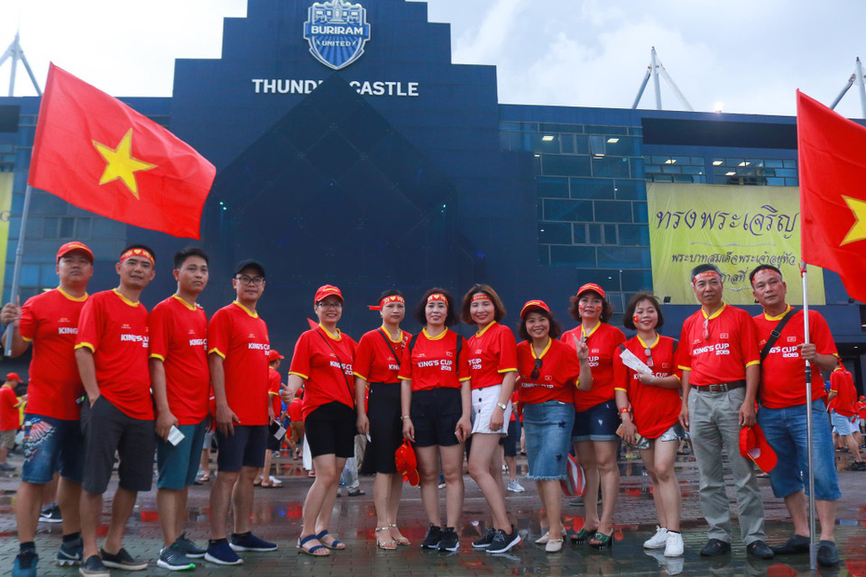 Cổ động viên Việt Nam vui vẻ, hô to khẩu hiệu 'Việt Nam vô địch' với mong muốn đội tuyển quốc gia sẽ giành chiến thắng trước Thái Lan. (Ảnh: Nguyên An/Vietnam+)