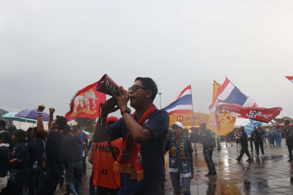 Với lợi thế sân nhà, cổ động viên xứ chùa Vàng áp đảo về số lượng. (Ảnh: Nguyên An/Vietnam+)