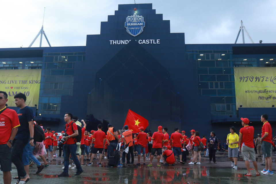 Các cổ động viên đã phải di chuyển một quãng đường rất dài gồm cả đường bộ và máy bay để có thể tới Buriram cổ vũ cho đội tuyển Việt Nam. (Ảnh: Nguyên An/Vietnam+)