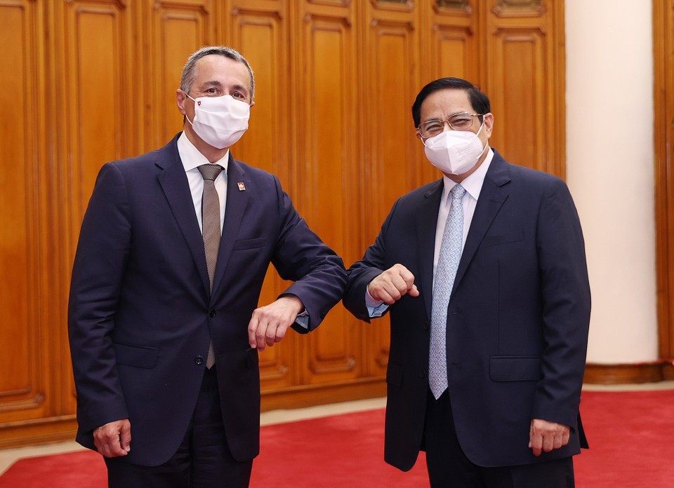 Thủ tướng Phạm Minh Chính và Phó Tổng thống, Bộ trưởng Ngoại giao Liên bang Thụy Sĩ Ignazio Cassis. (Ảnh: Dương Giang/TTXVN)