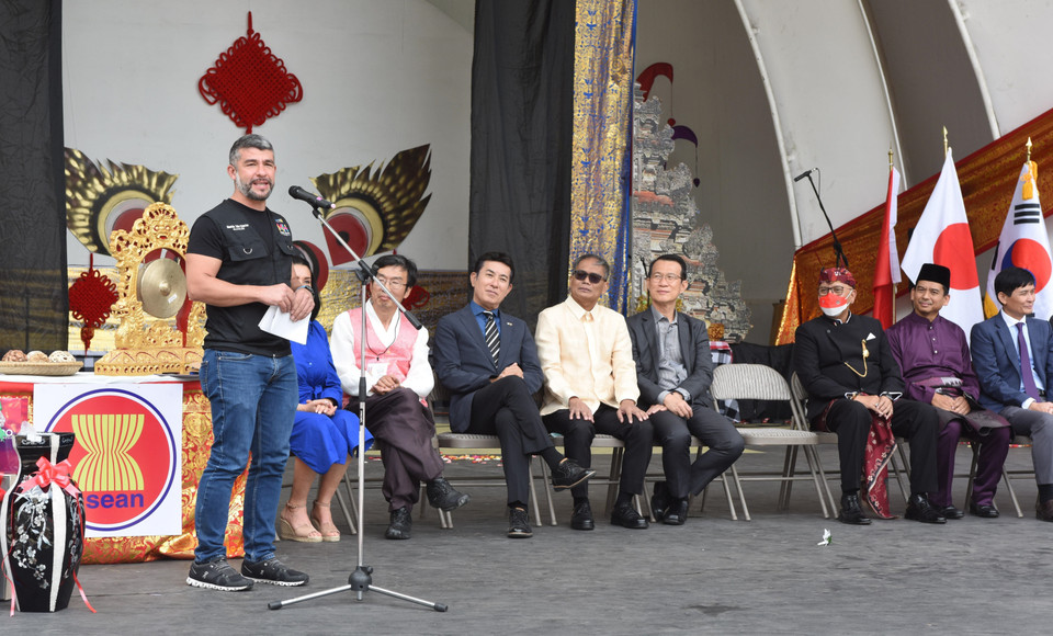 Chủ tịch quận Miguel Hidalgo, Mauricio Tabe Echartea phát biểu. (Ảnh: Lưu Việt Hùng/TTXVN)