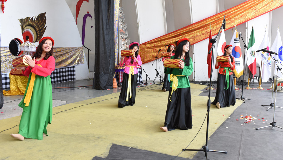 Tiết mục múa Trống cơm của Việt Nam. (Ảnh: Lưu Việt Hùng/TTXVN)