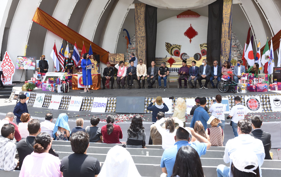 Lễ hội văn hóa và ẩm thực Bazaar ASEAN+3 nhân dịp kỷ niệm 55 năm Ngày thành lập ASEAN. (Ảnh: Lưu Việt Hùng/TTXVN)