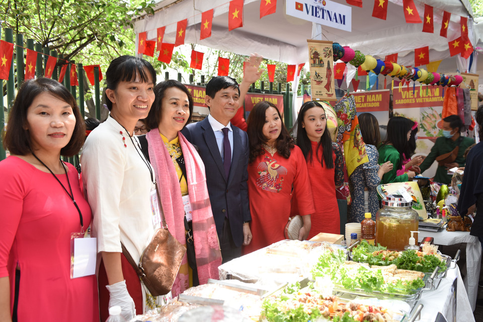 Đại sứ Việt Nam Nguyễn Hoành Năm tại gian hàng của Việt Nam. (Ảnh: Lưu Việt Hùng/TTXVN)