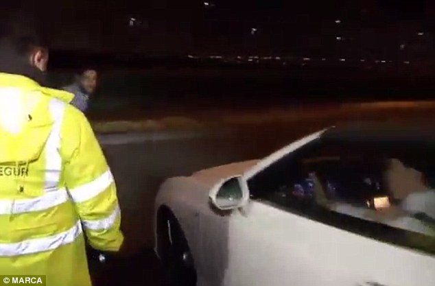 Xe của Gareth Bale đã bị chặn lại khi anh đang trên đường về nhà sau trận "kinh điển."