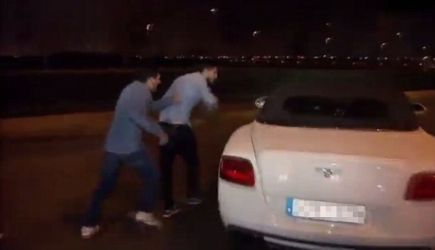 Theo Marca, đã có ba cổ động viên tham gia vụ tấn công tiền vệ người xứ Wales.