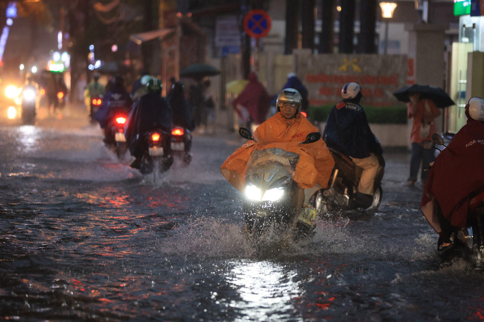 Mưa lớn gây ngập tại khu vực phố Triều Khúc (quận Thanh Xuân). (Ảnh: Hoài Nam/Vietnam+)