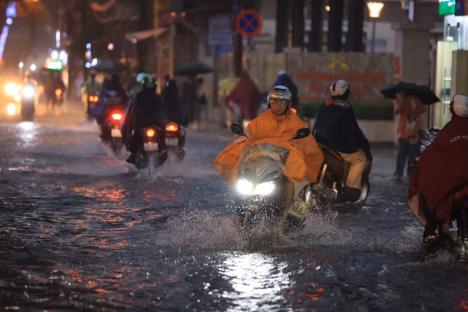 Mưa lớn gây ngập tại khu vực phố Triều Khúc (quận Thanh Xuân). (Ảnh: Hoài Nam/Vietnam+)
