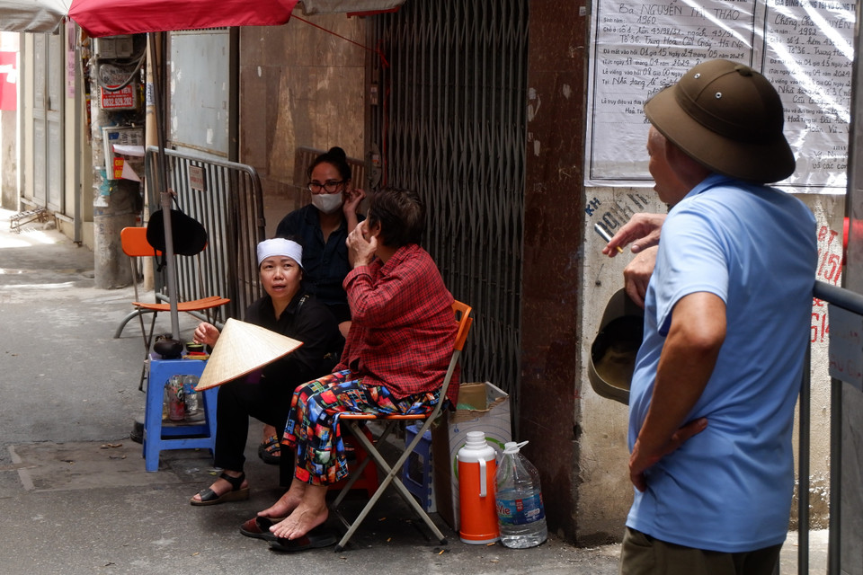 Lực lượng chức năng vẫn đang túc trực tại hiện trường và khám nghiệm, chỉ người thân nạn nhân và người sinh sống xung quanh ngôi nhà bị cháy mới có thể vào bên trong, nơi đặt bàn thờ tạm. (Ảnh: PV/Vietnam+)