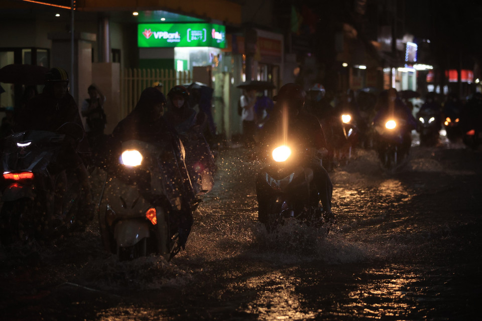 Cơn mưa lớn làm ngập nhiều tuyến phố trên địa bàn thành phố. (Ảnh: Hoài Nam/Vietnam+)