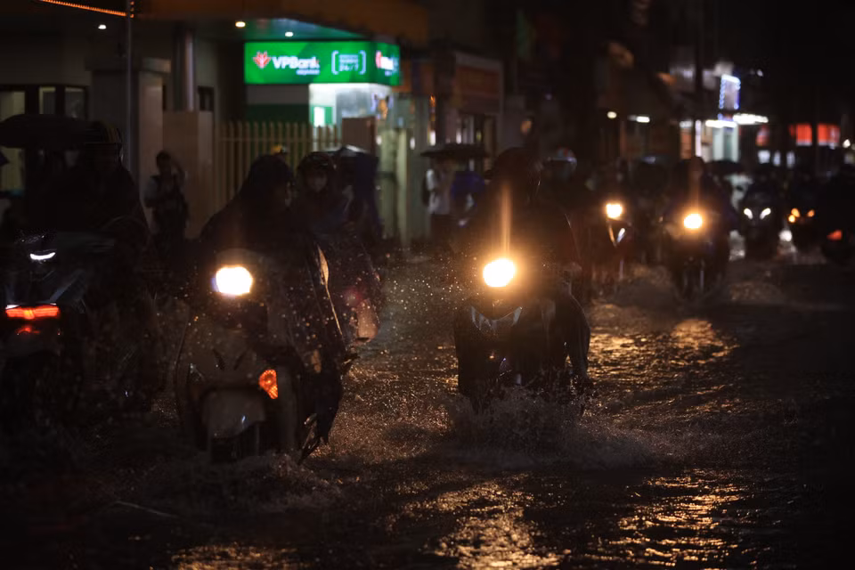Cơn mưa lớn làm ngập nhiều tuyến phố trên địa bàn thành phố. (Ảnh: Hoài Nam/Vietnam+)