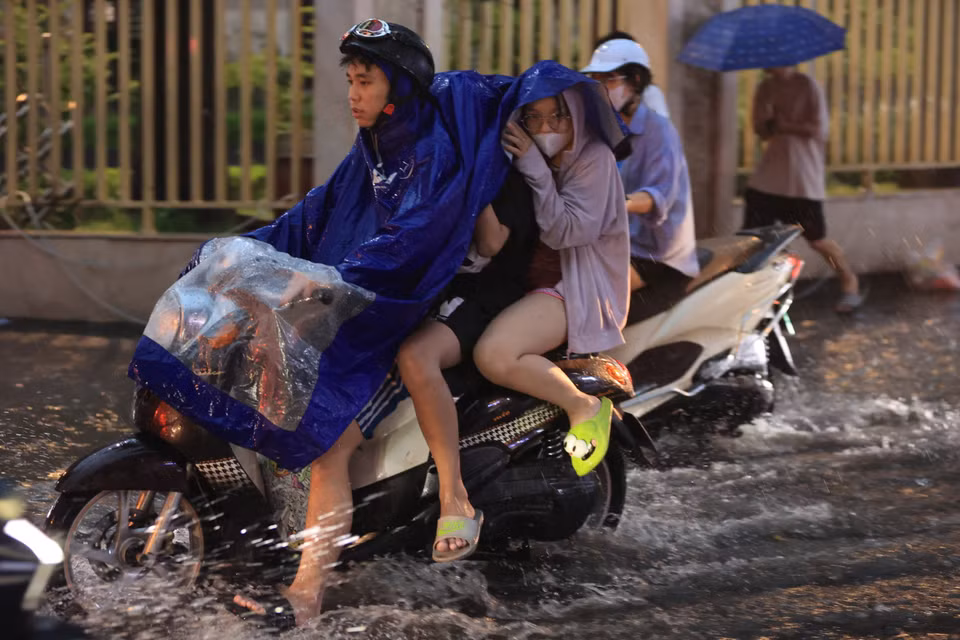 Ngập sâu khiến người dân di chuyển khó khăn. (Ảnh: Hoài Nam/Vietnam+)