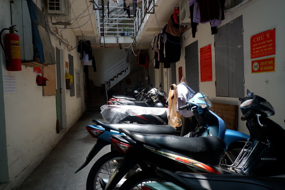 Phần sân của một khu nhà cho thuê chật kín các phương tiện xe máy, xe điện. (Ảnh: PV/Vietnam+)