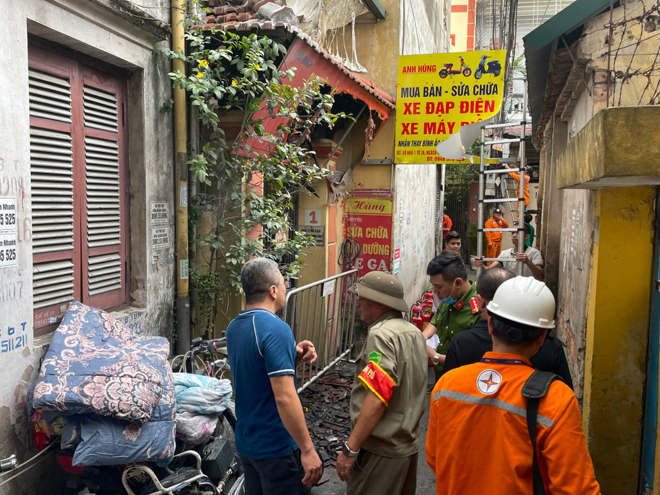 Đại diện lãnh đạo Ủy ban Nhân dân quận Cầu Giấy cho biết hiện đang họp bàn với các cơ quan liên quan; chính quyền phường đoàn thể sở tại để triển khai thăm hỏi, hỗ trợ nạn nhân và các gia đình nạn nhân; xác định danh tính đồng thời kết hợp với cơ quan chức năng tìm hiểu nguyên nhân vụ việc. (Ảnh: Minh Hiếu/Vietnam+)