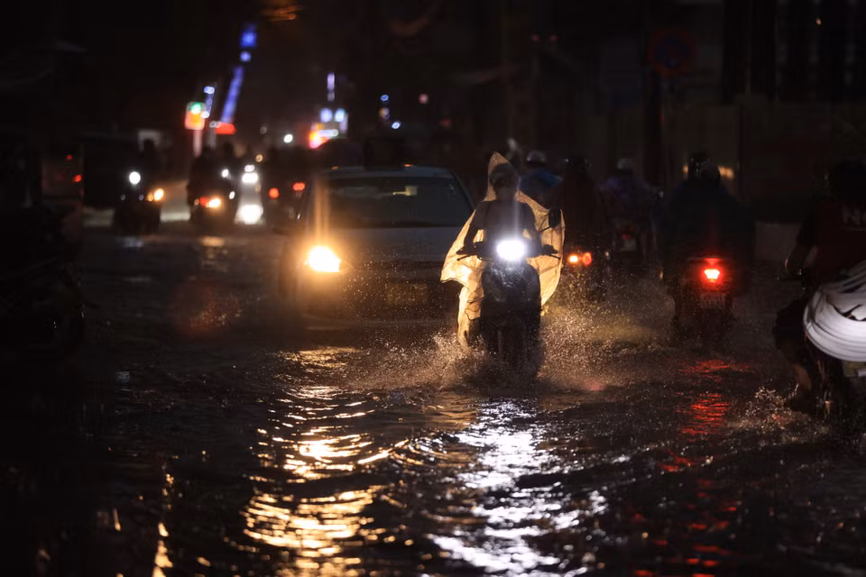 Lượng mưa lớn dồn dập đã khiến một số tuyến phố có dấu hiệu bị ngập úng. (Ảnh: Hoài Nam/Vietnam+)
