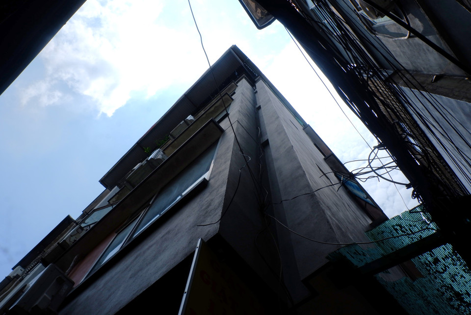 Những ngôi nhà tại con ngõ này mọc san sát nhau. (Ảnh: PV/Vietnam+)