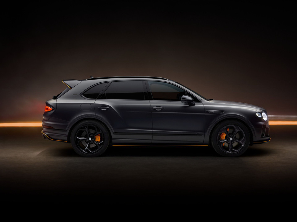 Bentayga S Black Edition là biến thể đặc biệt phát triển dựa trên bản thường của Bentayga. Như tên gọi, bao trùm ngoại thất là màu sơn đen chủ đạo, kết hợp với những chi tiết mạ đen bóng ở viền lưới tản nhiệt, viền cửa sổ, tay nắm cửa, dải chrome và mâm hợp kim đường kính 21inch. Xe cũng được trang bị cụm đèn tối màu, bộ body kit gồm cánh lướt gió trước, bên sườn cùng cánh hậu. (Ảnh nguồn: Bentley)