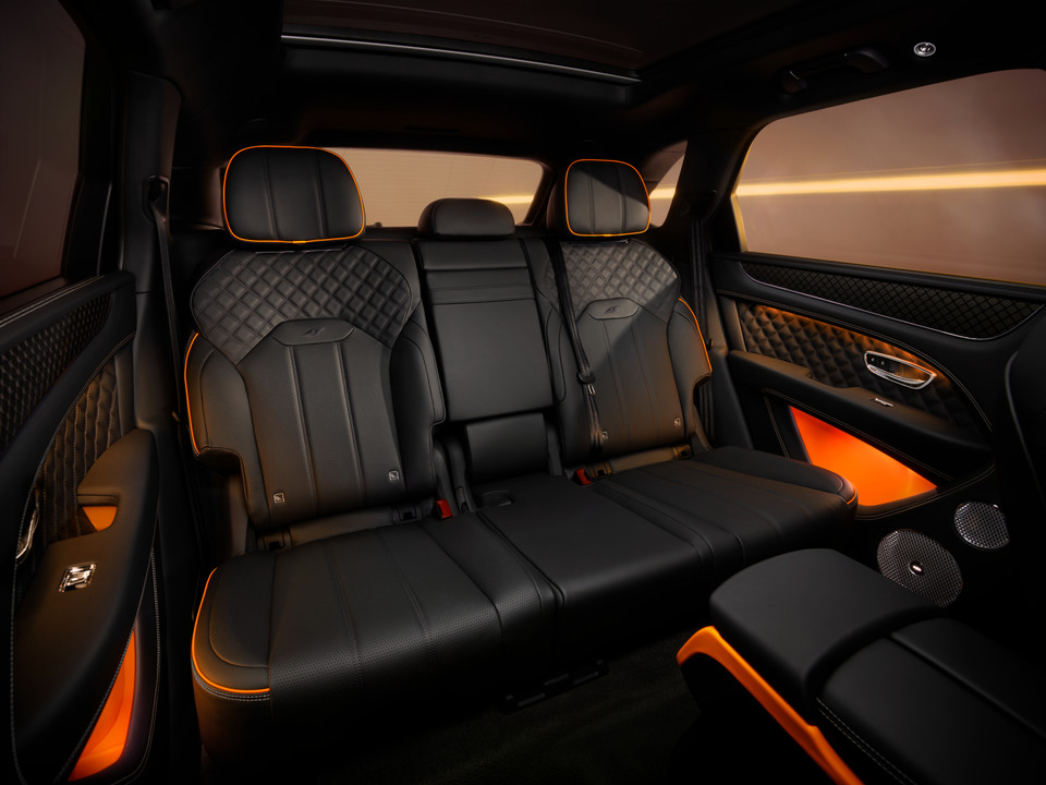 Bước vào bên trong, nội thất của Bentayga S Black Edition cũng lấy màu đen làm chủ đạo. Khách hàng có thể lựa chọn hệ thống âm thanh từ những thương hiệu nổi tiếng như Bang & Olufsen hoặc Naim. (Ảnh nguồn: Bentley)