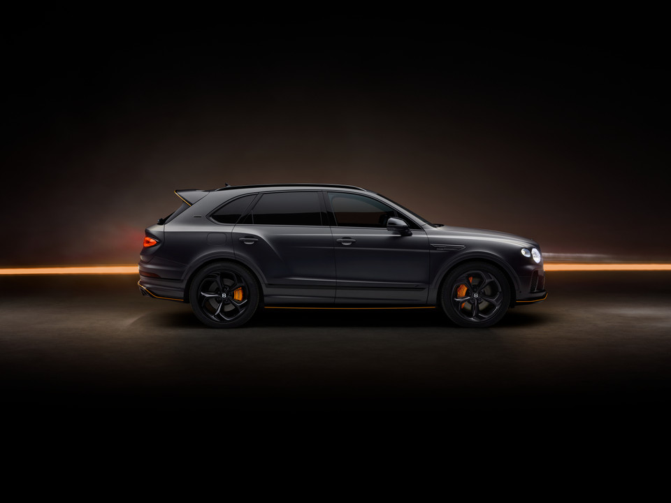  “Trái tim” của chiếc SUV siêu sang này là động cơ V8 4.0L tăng áp kép, có công suất 542 mã lực và mômen xoắn cực đại 770Nm. Xe có khả năng tăng tốc từ 0-100 km/h chỉ trong 4,5 giây và đạt tốc độ tối đa ở mức 290 km/h. Ngoài ra, xe còn được trang bị hệ thống kiểm soát chống lật chủ động Bentley Dynamic Ride, hệ thống đánh lái bốn bánh cùng chế độ Sport. (Ảnh nguồn: Bentley)