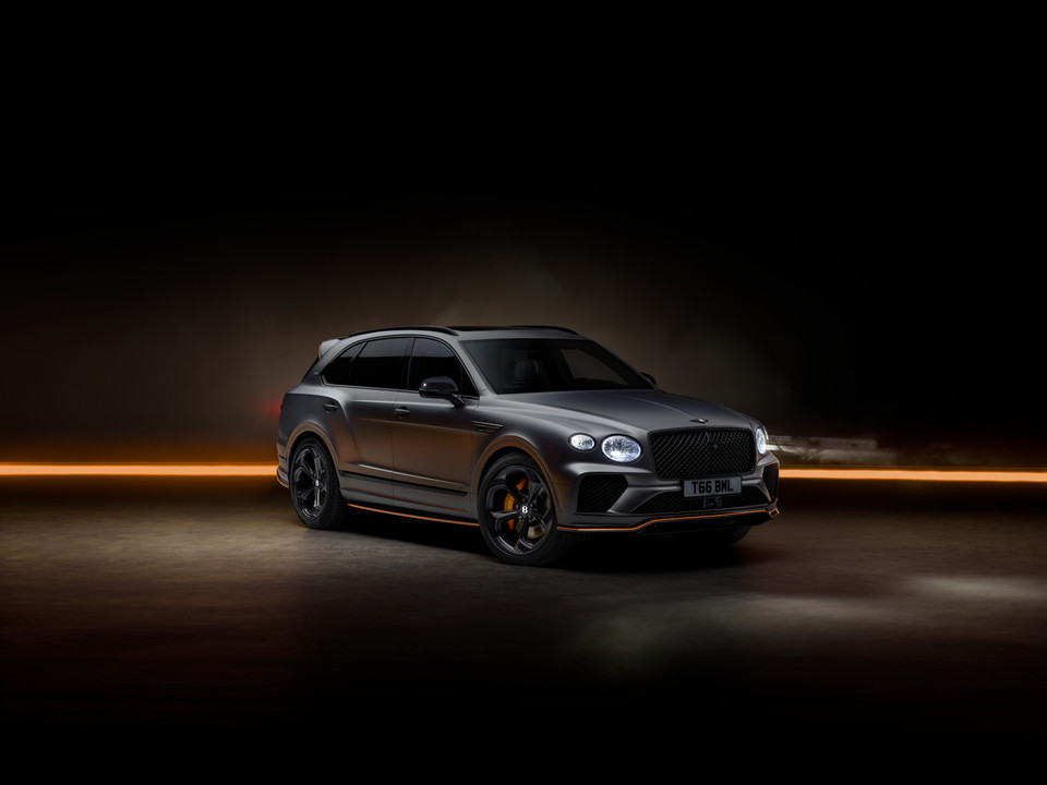 Mới đây, hãng xe sang Bentley Việt Nam giới thiệu tới khách hàng Việt mẫu SUV siêu sang Bentayga S Black Edition. Với giá bán từ 16,81 tỷ đồng, mẫu xe này chưa gồm các tùy chọn cá nhân hóa có thể khiến giá xe tăng lên hàng trăm triệu, thậm chí hàng tỷ đồng. (Ảnh nguồn: Bentley)
