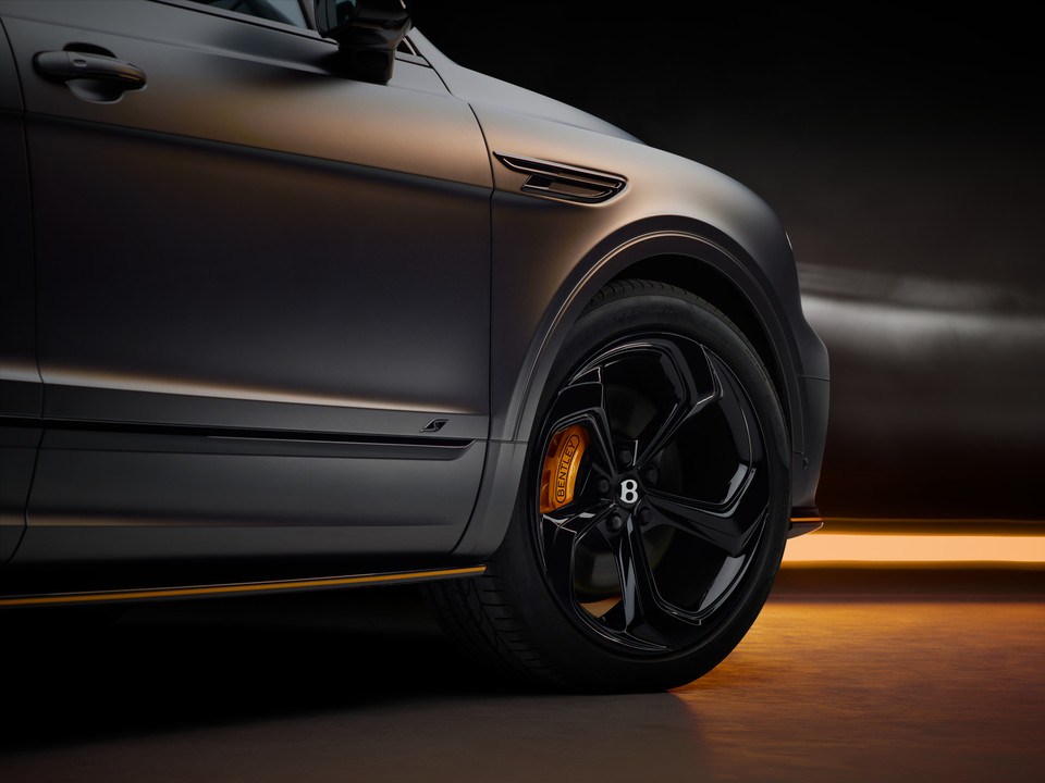Ngoài ra, xe còn được trang bị hệ thống kiểm soát chống lật chủ động Bentley Dynamic Ride, hệ thống đánh lái bốn bánh cùng chế độ Sport. (Ảnh nguồn: Bentley)