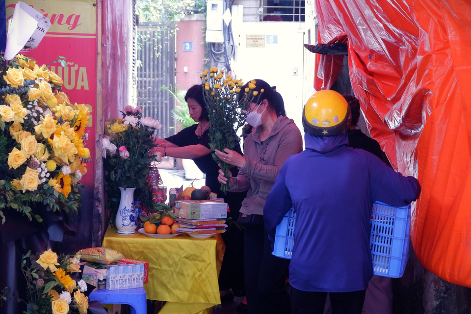 Để tưởng nhớ người đã khuất, từ sáng đã có rất đông người dân gần xa đến thắp nhang tiễn đưa. (Ảnh: PV/Vietnam+)