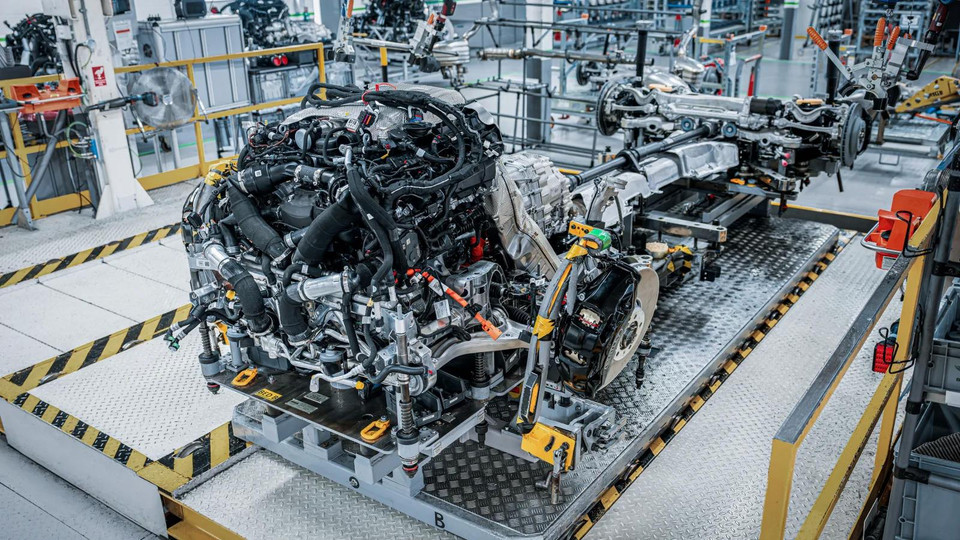 Cỗ máy Ultra Performance Hybrid hoàn toàn mới của Bentley có khả năng sản sinh công suất hơn 750 mã lực, đồng thời mang đến khả năng vận hành thuần điện lên đến 80km. (Ảnh nguồn: Bentley)