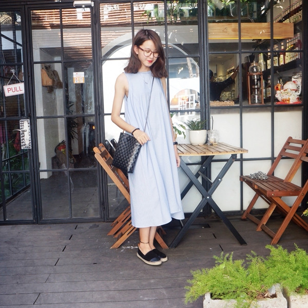 Bên cạnh gam trắng, sắc xanh phấn (baby blue) cũng là gam màu được nhiều cô nàng ưu ái cho những ngày thời tiết đẹp. Như cô nàng Hương Nguyễn trong ảnh đã phối rất ăn ý một thiết kế váy xanh phấn và giày lười (slip on) cùng túi đan nhỏ xinh. (Đầm của REN by Tee: 740.000VND).