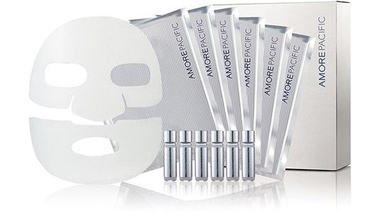  Mặt nạ Amorepacific - Refreshing Masque Set (90USD): Mặt nạ có kèm ống tinh chất dưỡng da cô đặc, giúp dưỡng chất thẩm thấu sâu vào bên trong da, bám rất chặt vào da để khóa độ ẩm. Nhựa tre và hồng sâm trong sản phẩm giúp làm săn chắc da. 