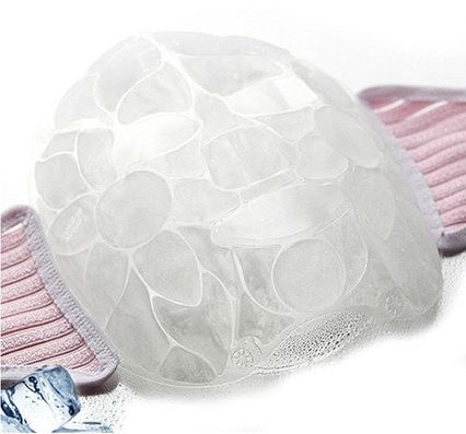  Mặt nạ Supiatti - Cooling Mask Pack (38.85USD): Mặt nạ dạng nước đá có khả năng ôm sát vào từng dáng khuôn mặt của từng người. Mặt nạ chứa rất nhiều nước, bạn nên để trong ngăn đá tủ lạnh khoảng vài phút trước khi sử dụng. Hiệu ứng làm mát của mặt nạ sẽ giúp làm giảm sưng, phù hợp cho người đang bị phù mặt. Nhiều cô gái Hàn Quốc thích dùng loại mặt nạ này sau khi đã đắp một loại mặt nạ dạng giấy khác, để hiệu ứng làm mát có thể giúp da hấp thụ các dưỡng chất tốt hơn. 