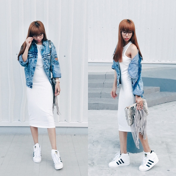 Với tiết trời mát mẻ của Sài Gòn, cô nàng Macchio Lê cũng chọn đầm trắng ôm sát người kết hợp cùng áo khoác denim và giày thể thao tạo vẻ năng động, khỏe khoắn.