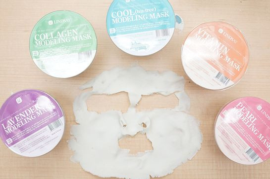  Mặt nạ Lindsay - Modeling Rubber Masks (10USD): Mỗi hộp có kèm thìa xúc tiện cho việc thoa mặt nạ lên mặt. Trước khi đắp mặt nạ, bạn phải rửa mặt sạch, thoa nước cân bằng da và tinh chất hoặc huyết thanh dưỡng da. Sau đó trộn đều bột mặt nạ trong hộp với nước thành một hỗn hợp sệt dính rồi thoa đều lên mặt. Đến khi mặt nạ khô đóng thành khuôn thì bạn có thể bóc ra và rửa sạch. Bạn sẽ cảm thấy vô cùng thư thái khi đắp mặt nạ, khi đắp xong da sẽ được dưỡng ẩm rất kỹ. Đây hiện là một trong những loại mặt nạ bán chạy hàng đầu tại Hàn Quốc, được dự đoán sẽ gây ảnh hưởng lớn đến xu hướng làm đẹp toàn cầu. 