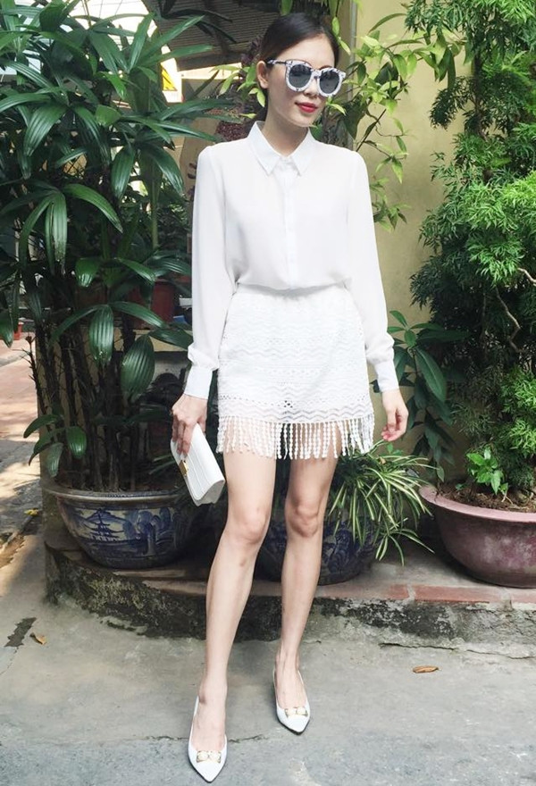 Cô nàng mê mẩn gam màu trắng nhã nhặn khi tiếp tục phối đồ nguyên "cây trắng" với áo sơ mi và chân váy ren thanh lịch. Ngay cả giày bệt và ví cầm tay cũng được hot girl ưu ái chọn màu trắng luôn.